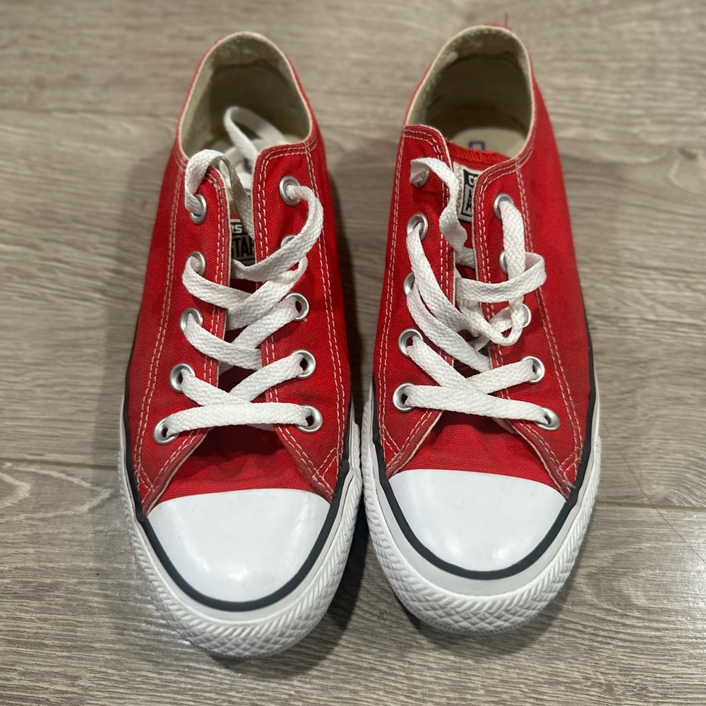 Red Converse Chuck Taylor All Star Low Tops – Women’s Size 6 (Fits like 6.5)